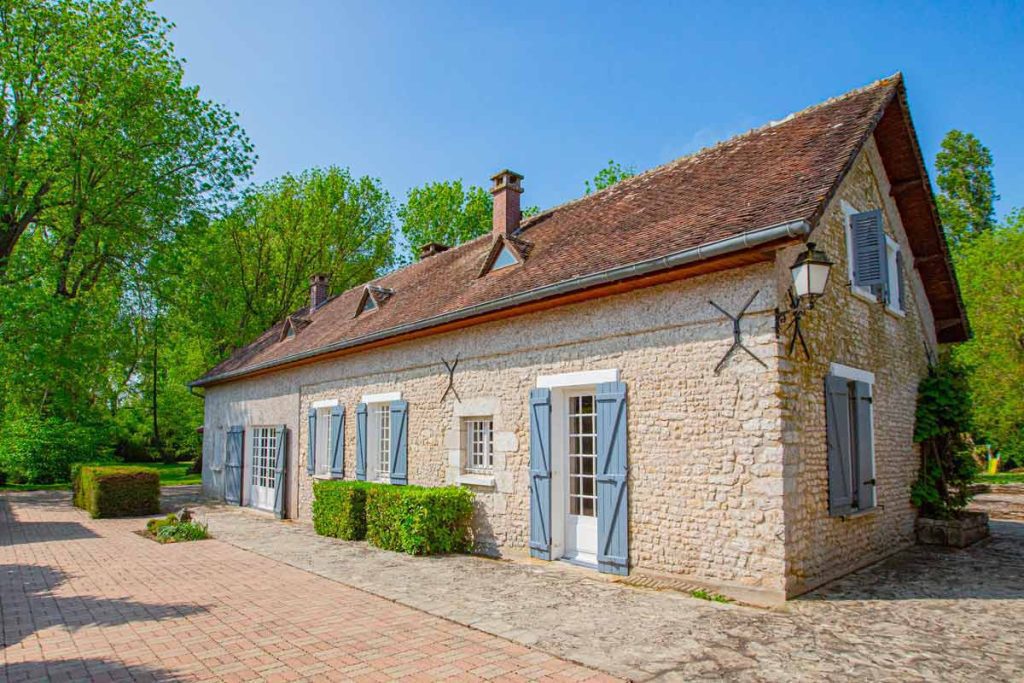 Extérieur longère en pierres blanches à Montargis