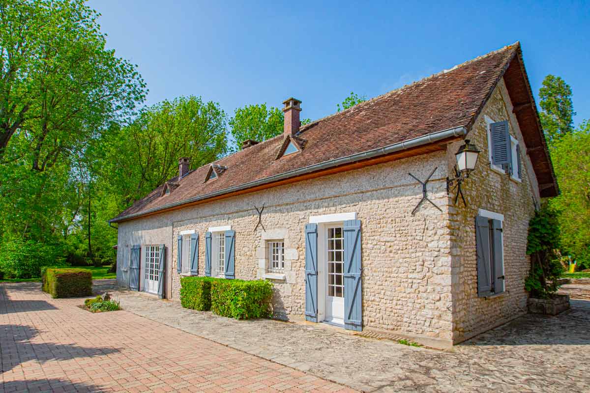 Extérieur longère en pierres blanches à Montargis