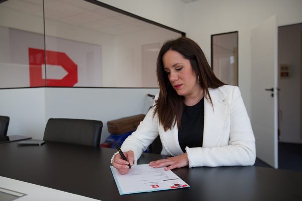 Agent immobilier signe mandat de vente - guide du vendeur RESIDE Immobilier