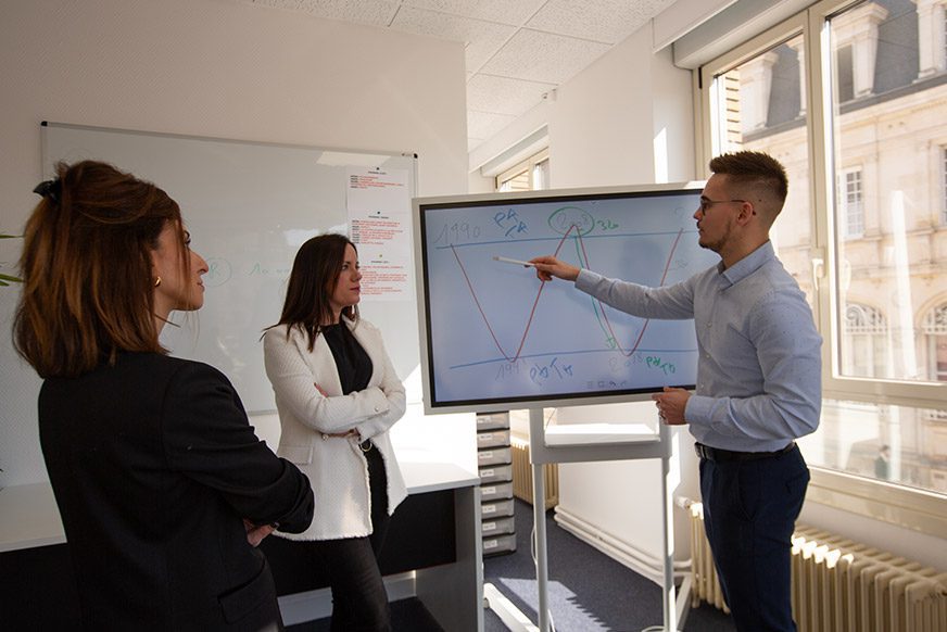 agents immobiliers en formation à l'agence RESIDE Immobilier - guide du vendeur RESIDE Immobilier